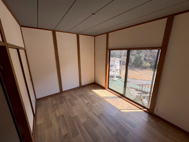 大きな掃き出し窓から自然光がしっかり入る明るい洋室。外の景色も楽しめる開放感のある空間で、ゆったりとした時間を過ごせます。押入収納も備わっており、お部屋をすっきり保てる点も魅力です。　