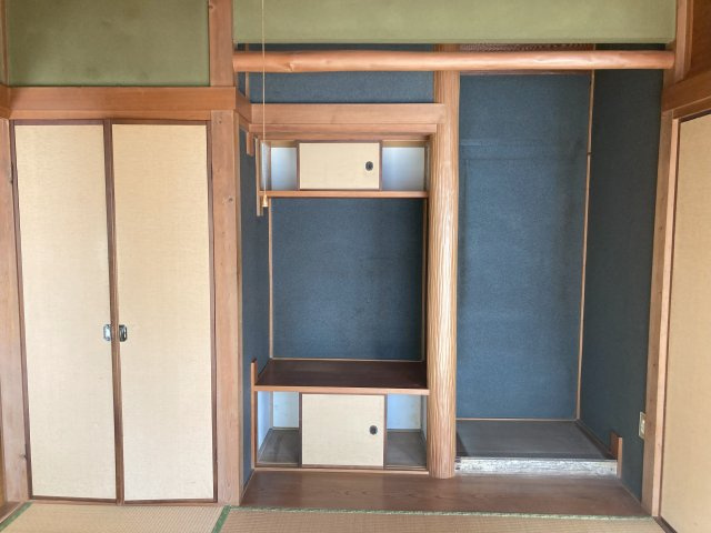 床の間を備えた和室は、和の趣をより感じられる落ち着いた空間。飾り棚や収納も設けられており、室内をすっきり保ちながら季節の演出を楽しめます。日本家屋ならではの風情が感じられる一室です。