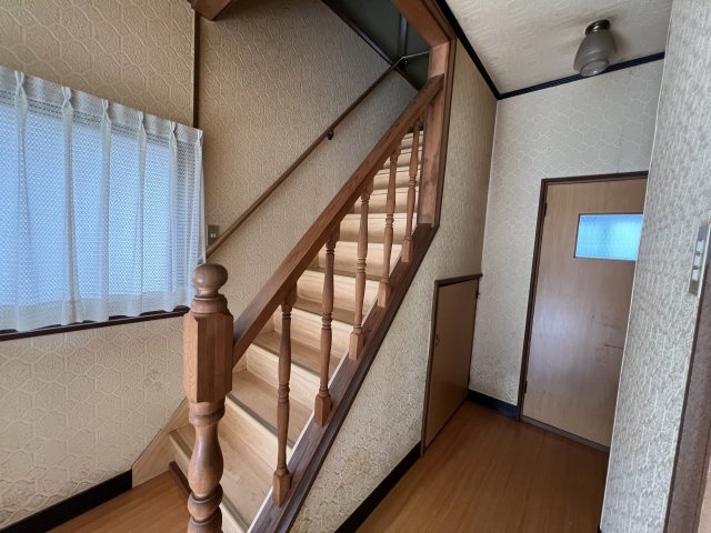 木の質感が印象的な階段と廊下。手すり付きで上り下りもしやすく、自然光が入るため明るい動線が確保されています。各部屋へのアクセスも良く、日常生活をスムーズに支えます。