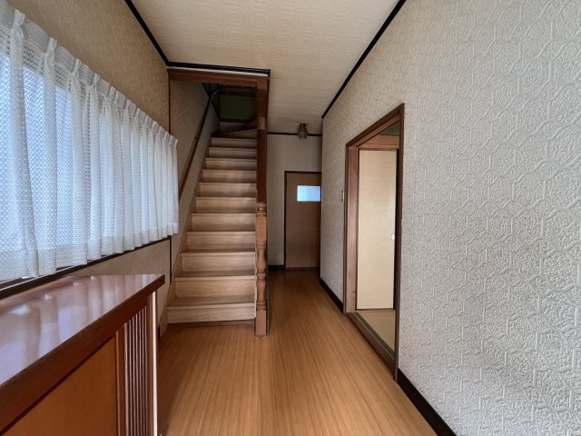 奥行きのある廊下と階段が、住まい全体にゆとりを感じさせます。各居室が廊下から独立して配置されているため、生活音や視線を気にしにくく、プライバシーを保ちやすい点も魅力。落ち着いた住環境を支える空間。