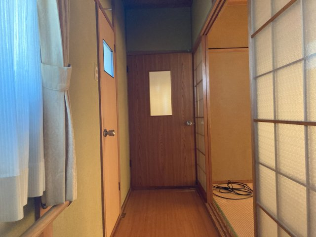 居室へとつながる廊下は、建具と障子の組み合わせがやさしい雰囲気。動線が分かりやすく、各部屋への行き来もスムーズに行えます。落ち着いた室内環境を支え、日常生活を快適に導く通路空間です。