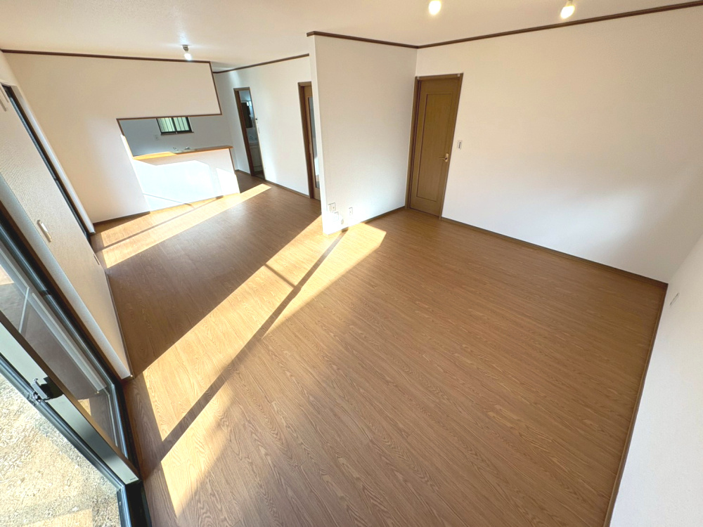 広々22帖のＬＤＫは自然と家族が集まります。家族の笑い声が聞こえるほっと一息つけるお住まいへ。