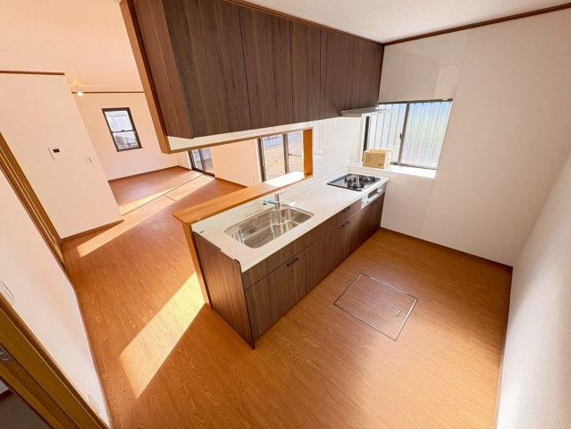 シンプルな意匠で使いやすいシステムキッチン。