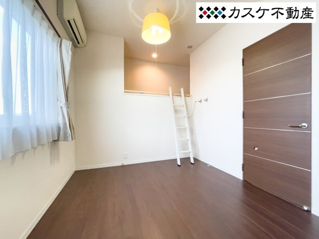 ロフトが併設された居室なら季節物の衣類や大型の荷物をサッと上部に片付けられるため、居住スペースを常にスッキリと保てます。お気に入りの家具だけを置いた整然とした空間で朝まで心地よく安らぐ時間が叶います。