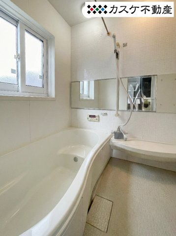 オートバス機能を搭載しており、帰宅時間に合わせてお湯を張ることも可能です。落ち着いたトーンのパネルがリラックス空間を演出し、一日の疲れをじんわりと解きほぐしてくれる、家族全員に優しい癒しのバスルーム。