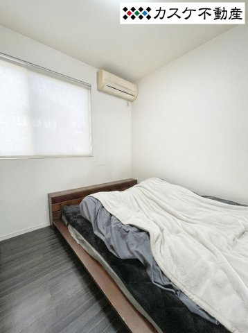 主寝室にふさわしい落ち着いた雰囲気の洋室で、南向きの窓からは心地よい風と光が入ります。ロフトやクローゼットを活用することで、お部屋を最大限広く使え、静かな環境の中で質の高い睡眠を取ることができます。