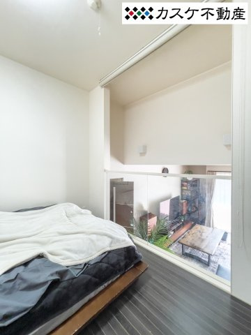 2階の各居室は独立しており、テレワークや趣味の部屋としても活用可能です。小屋裏収納を利用すれば、オフシーズンの衣類や大切な思い出の品もたっぷり保管でき、お部屋を常に整理された状態に保てるのが魅力。