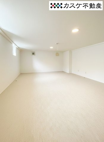 蔵以外にも小屋裏収納やロフトを設けており、充実の収容力を誇ります。お子様の成長に伴って増える学習用品や趣味の道具も、居住空間を圧迫することなく機能的に配置できるため、家全体を常に広く使えます。