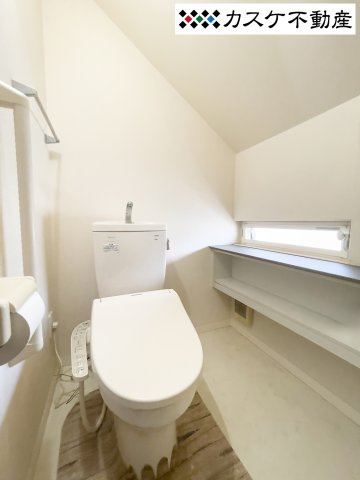 温水洗浄便座を完備した清潔感のあるトイレ空間です。窓からの採光により明るく、換気もしやすいため、常に爽やかな空気感を保てます。各階に1箇所ずつ計2箇所の設置があり、忙しい朝の重なりも解消されます。