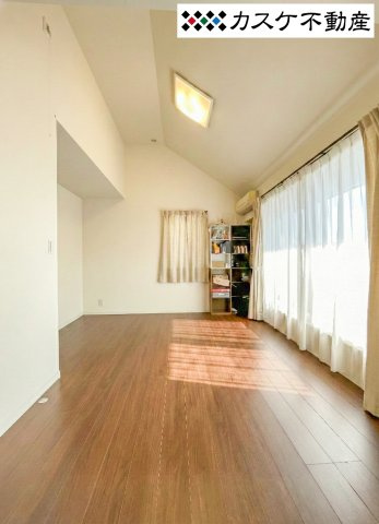 お子様のお部屋に最適な明るい洋室で、ロフトがあることで秘密基地のようなワクワク感を演出します。学習デスクやベッドを置いても十分な広さがあり、お子様が成長しても長く使い続けられる機能的な間取りです。