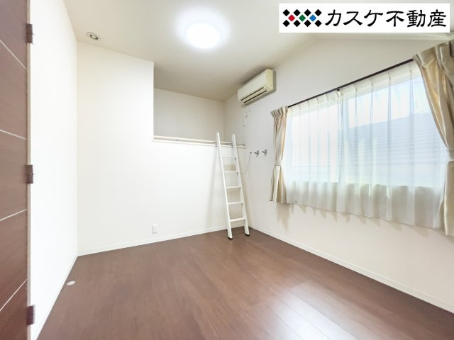 居室から直接ロフトへ上がれる設計は趣味に没頭したい方にも最適。高い天井がもたらす開放感に包まれながら、下階は寝室、上階は書斎やコレクションスペースとして使い分けるなど立体的で自由な暮らしを楽しめます。