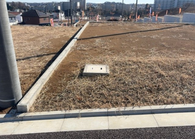 土地の形が極端に長細かったり、狭小地、あるいは道路との高低差がある傾斜地だった場合、後々売ろうとしても買い手がつかない場合もあります。後々、売却することになった時に価値の下がらない土地を選びましょう。