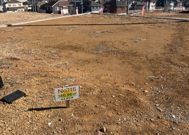 土地の面積＝住宅面積ではありません。建ぺい率の問題などで、土地のある場所によって住宅を建てられる面積は限られています。高さもしかり、「土地」という言葉の中には、建築条件も含まれると考えておきましょう。