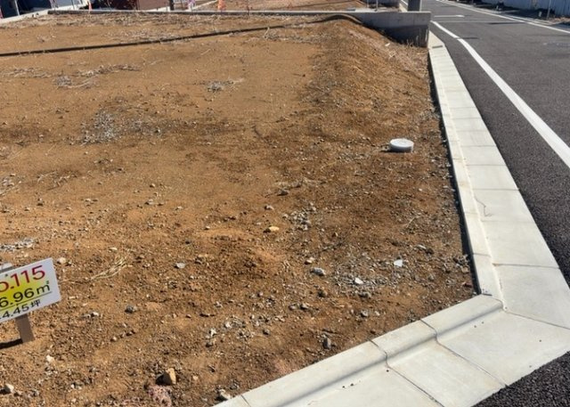 家を建てる場合、方位は要チェックです。現実的に日当たりのよい家ならばリビングは南側、建築基準法でも北側に当たる家への配慮は求められています。土地を見学に行く際は、方位磁針を持って行くようにしましょう。