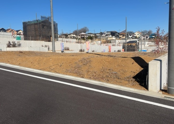 土地を買う際、住む地域の自治体や福祉の補助制度にも注目してみましょう。子供や老人の医療補助やゴミ出しのルールなど、自治体によってルールに大きな違いがあるため、暮らしやすい土地で判断するとよいでしょう。