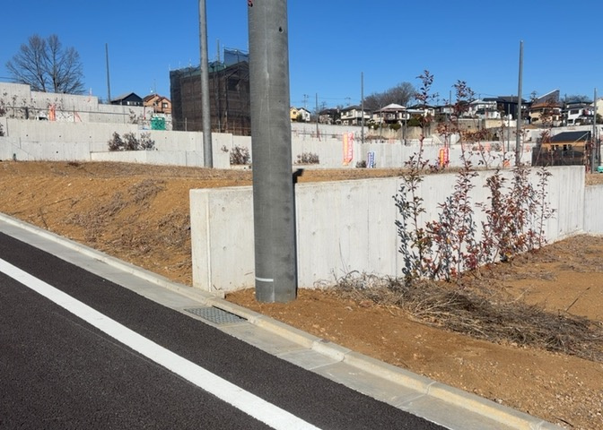 土地の前の道路に消火栓が設置されていることがあります。この場合、道路交通法第45条第1項により、駐車禁止の場所が指定されています。そのため、車庫などの駐車スペースをつくることができない場合があります。