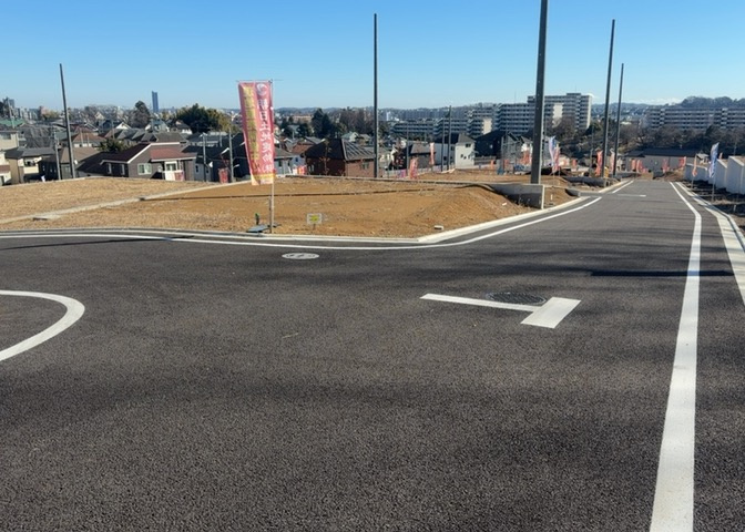 現地に行くなら、物件の周囲の地形がどうなっているかを見ることも大切です。周辺より低くなっている土地では、大雨などで水が集まりやすいため、地盤が弱くなっているということも考えられるため、注意が必要です。