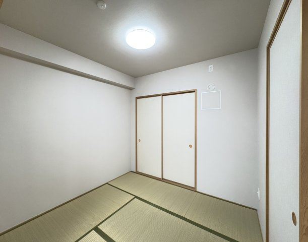 和室には押入が設けられており、布団や季節用品などをまとめて収納可能。収納家具を置くスペースを抑えやすく、畳の上をすっきりと広く使えるのがポイント。落ち着いた内装で、寝室や客間、幅広い用途に対応。