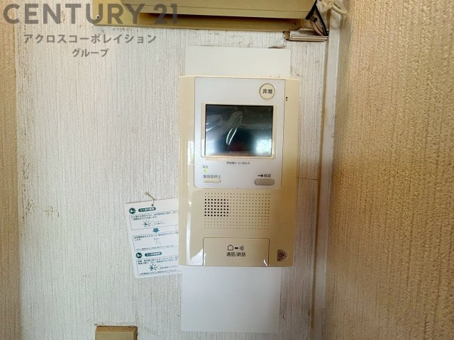 訪問者が来たときにテレビ画面で確認できるため、安心してドアを開けられます。録画機能があるものもあり、留守中に来訪者を記録しておくことができます。利便性が高く、セキュリティ面でも安心です。