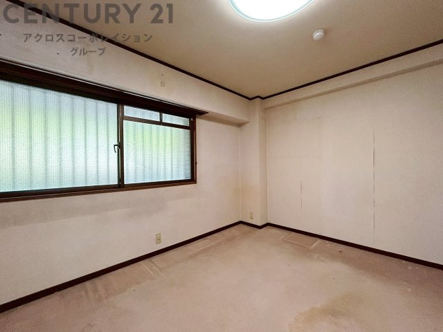 明るい色合いのフローリングとクロスを使用した洋室は家具やインテリアとも調和しやすく空間が広く感じられ開放感を生み出します。自然光を効果的に反射し、室内を明るく保つため、日中の照明使用を抑えられます。