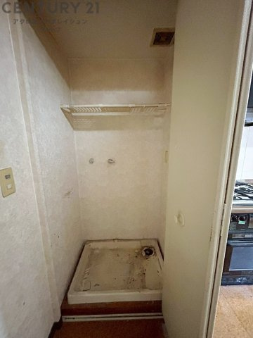 洗濯物の仕分け作業がしやすく、整理整頓が容易になります。洗濯音や湿気を他の部屋に持ち込まず、生活環境を快適に保ちます。上部を活用すれば収納スペースを確保でき洗剤や洗濯用品の整理もしやすくなります