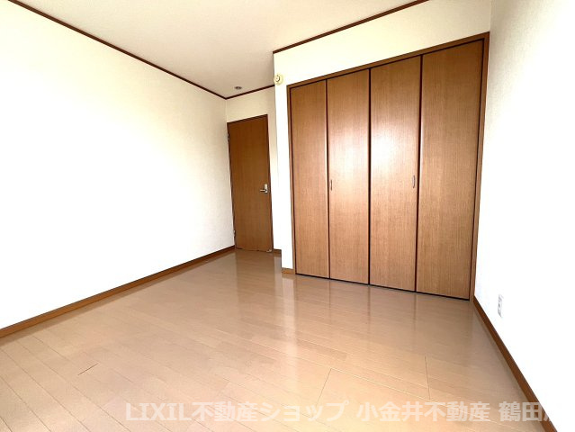 真ん中の洋室