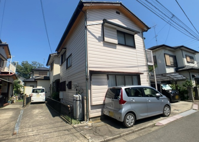 木造住宅とは土台、壁、柱など建築物の強度を支える構造体の材に木が使用されている構造を指します。構造体は建物の自重を支えるだけではなく風圧や水圧、積裁荷重などあらゆる衝撃に耐えるための基礎です。