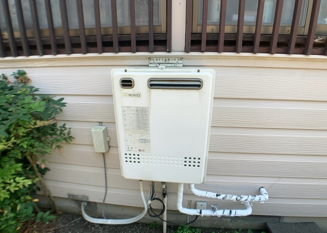 省エネ給湯器とは従来型の給湯器より熱効率が高く、少ない燃料でたくさんのお湯を沸かすことが出来る高効率な給湯器のことを指します。また、省エネ給湯器には種類があり、利便性や効果なども様々です。