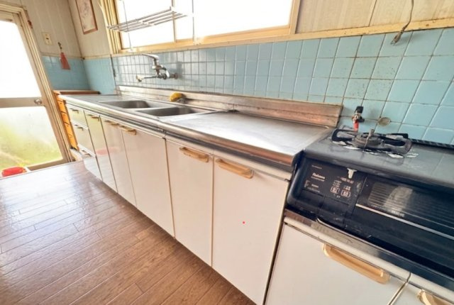 作業スペースをしっかり確保した、実用性の高いキッチン。収納も豊富で調理器具や食器類を整理しやすく、毎日の料理も快適。窓付きのため換気がしやすく、明るい空間で家事ができます。勝手口も備わっております。
