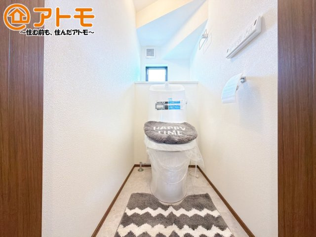 窓があり換気もすぐにできる、清潔感のあるトイレです♪