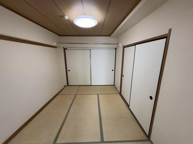 伝統的な畳の香りが心地よい和室です。襖や障子が柔らかな印象を与える、落ち着いた空間です。寝室や客間としてはもちろん、家族のくつろぎスペースにもぴったりです。日常生活の中に「和」の安らぎを感じられます。