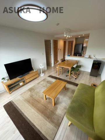 15帖の広々リビングです。陽もサンサンと差し込み明るいお部屋です。