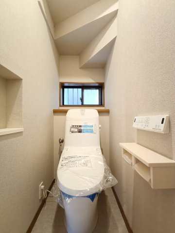 【1階トイレ】　温水洗浄便座付きのトイレ。操作のしやすいリモコンタイプです。