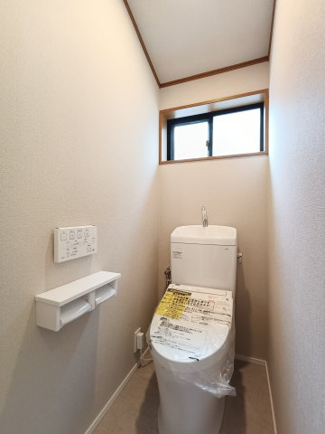 【2階トイレ】　トイレはシンプルなデザイン。毎日使う場所だからこそ、使い勝手を考慮しました。