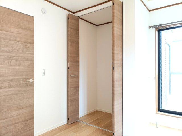 【洋室約6.25帖　収納】　洋室にクローゼットがございますので衣服などスッキリ収納することができます。
