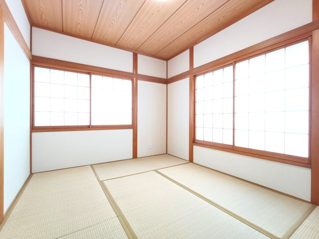 【和室約6.0帖】　裸足でくつろげる和室もございます。畳の香りでリラックス♪