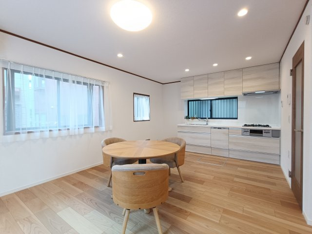 【LDK約12.0帖】　明るい雰囲気のリビングは家族の笑い声が聞こえてきそうな程、心地の良い空間を演出してくれます。