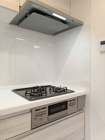 【3口ガスコンロ】　3口コンロ、グリル付きでお料理のレパートリーも増えそうです。