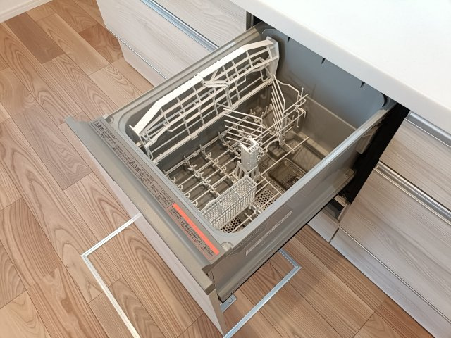 【食器洗浄乾燥機】　お子様の面倒を見られる時間が増え時短になります。加えて手荒れも防げてしかも節水が高い為、大変人気があり重宝します。