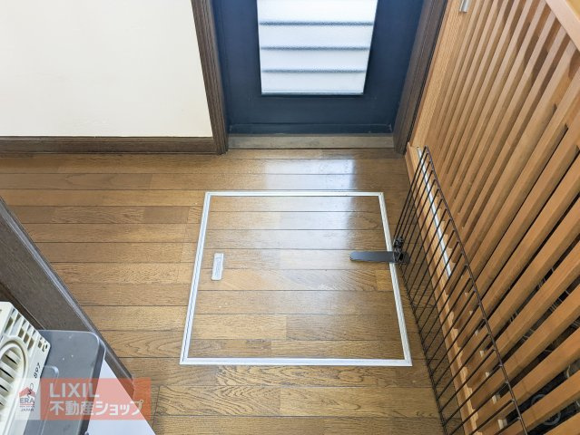 キッチンには床下収納とお勝手口がございます。