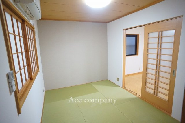 【1階：和室約6帖】ダイニングと続き間のお部屋です☆畳表替え、障子貼替済み☆