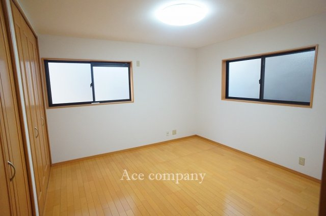 【2階：ゆったり洋室約8帖】