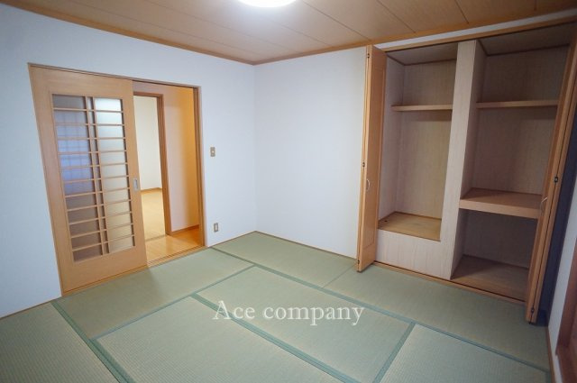 【2階：ゆったり和室約8帖】収納完備です♪