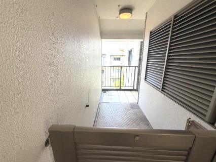 こちらのお部屋は角住戸になり、玄関にポーチが付いております。