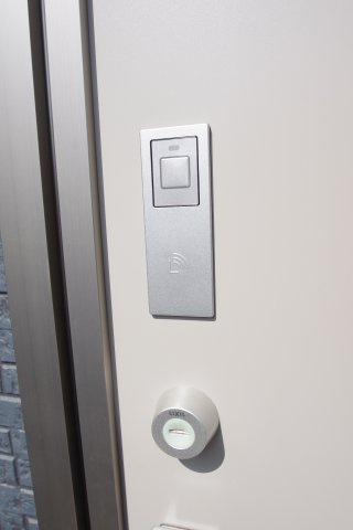玄関扉はカードキー対応