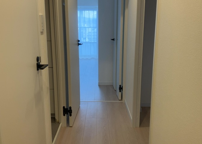 内装はとにかくおしゃれなものがいい！と選ぶ前に、まず住んだ後のことを想像してみましょう。住んでみたらコンセントの位置が悪くて使いにくいなど出てきます。事前にどの家電をどこに置くか想定しておきましょう。