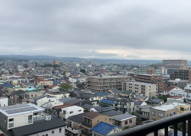 眺望の良さを楽しめるダイニングキッチンで家族団らんの時間を過ごしてはいかがでしょうか。バルコニーから見える景色を家族で眺める時間は、時間が経つのを忘れてしまいそうですね。是非、現地を見に行きましょう！