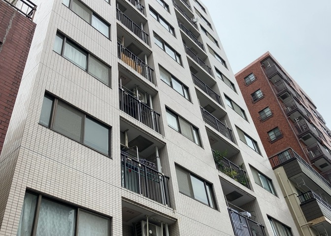 外観はマンション管理がされているかの目安になります。築年数が古いと、壁面は劣化してひび割れが生じることも！建物が古びていても細かいところが修繕されていると、きちんと管理されているなぁと感じるでしょう。