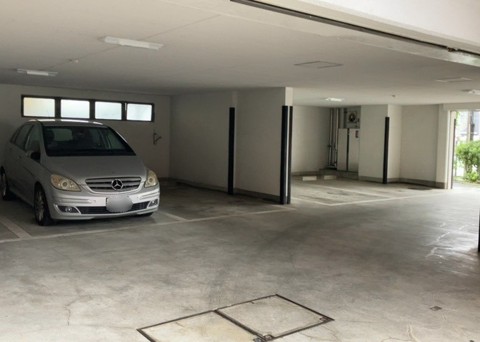 車一台あたりに必要なスペースは、標準サイズの普通自動車で横幅2m50cm、長さ5mは必要になります。ただし、乗降のことも考慮して横幅3m30cm、長さ5m50cmほどは確保できるところを選びましょう。