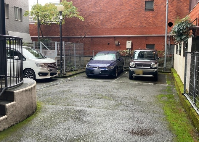駐車場と明記されていても、最小スペースでつくられた駐車場だと大型車は駐車できなかったり、出入りしにくくなったりする可能性があります。お車のサイズと購入したい物件の駐車場のサイズを現地で確認しましょう。